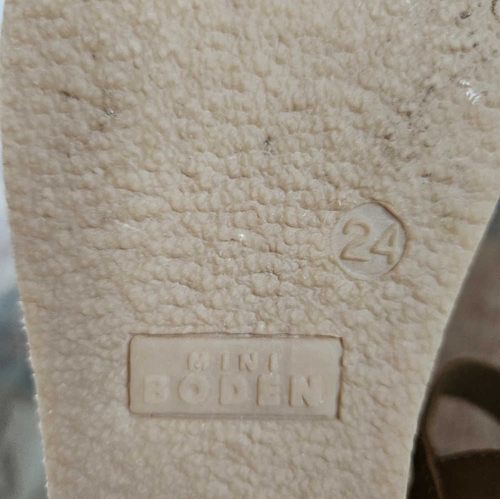 Mini Boden Leather Buckle Strap Girls Sandals with Floral Insole - Picture 5 of 7
